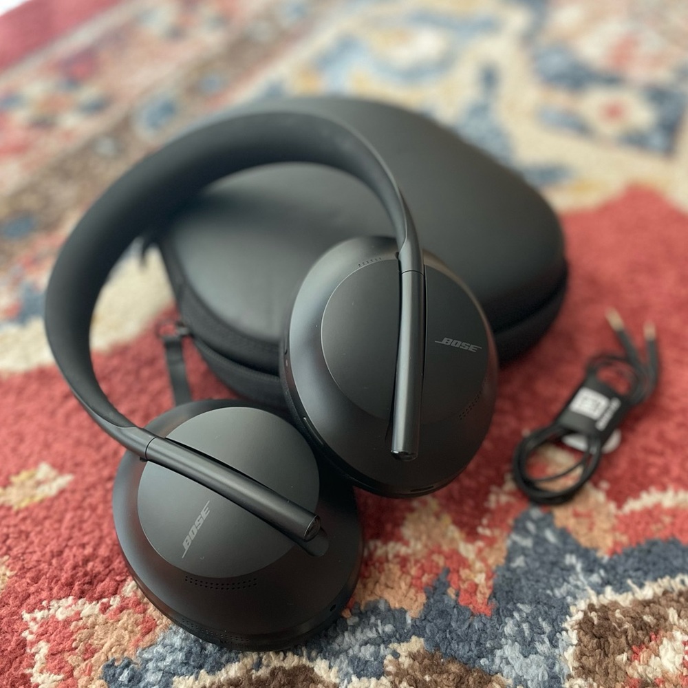 Bose 700 Noise Cancelling black headphones